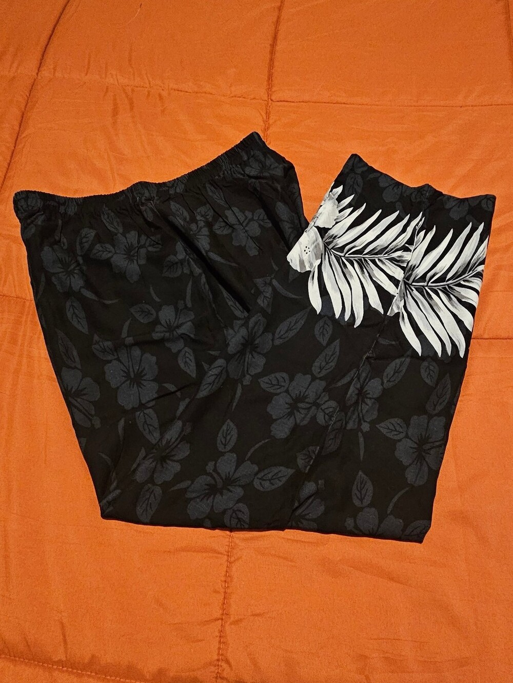 Erena Petite Pull-On Tropical Floral Pants Black Size L